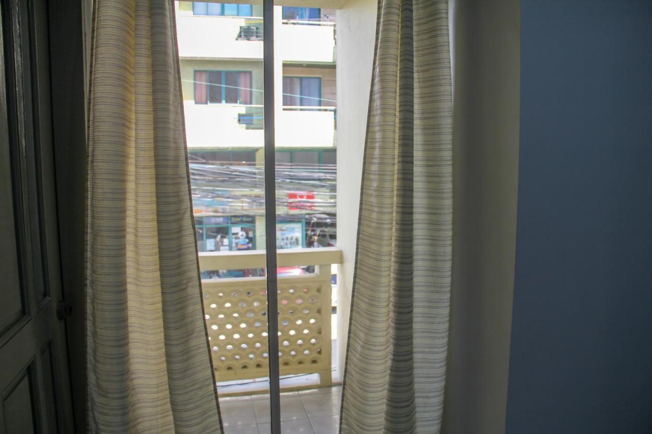 37m² studio Appartement, met 1 privé badkamer in Makati Manilla Buitenkant foto