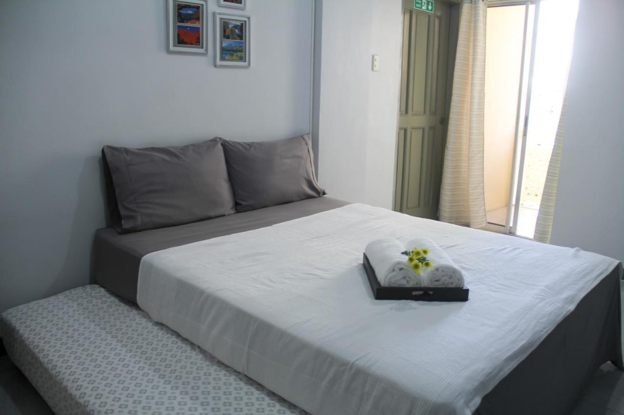 37m² studio Appartement, met 1 privé badkamer in Makati Manilla Buitenkant foto