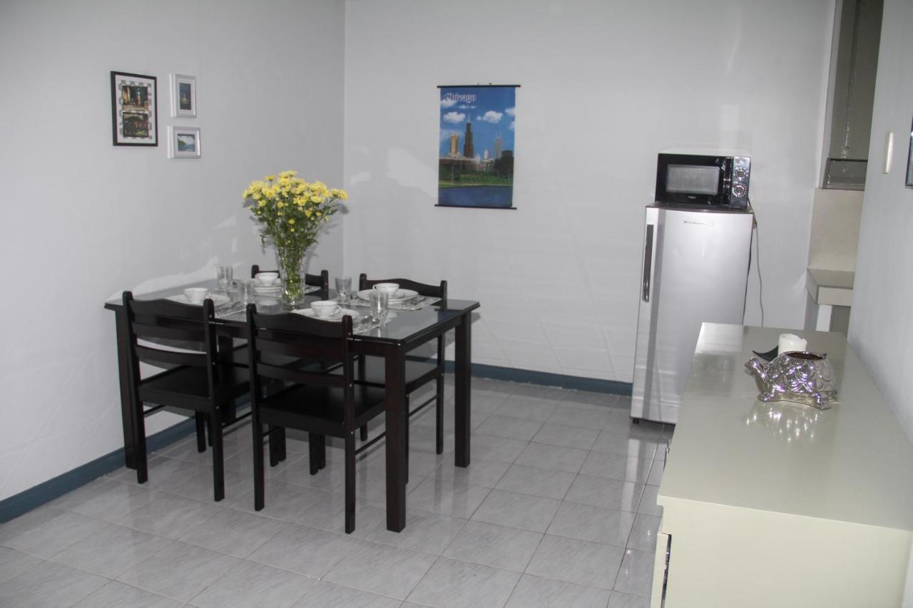 37m² studio Appartement, met 1 privé badkamer in Makati Manilla Buitenkant foto