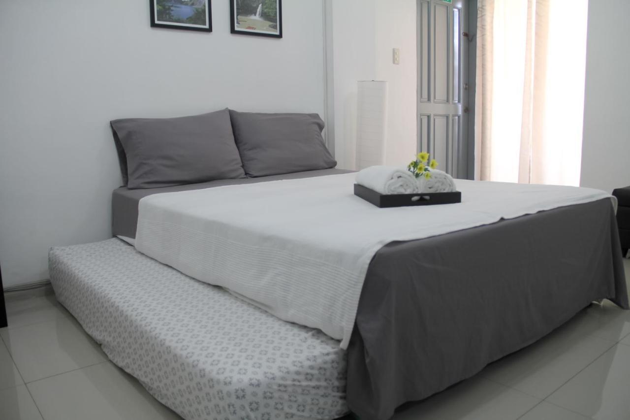 37m² studio Appartement, met 1 privé badkamer in Makati Manilla Buitenkant foto