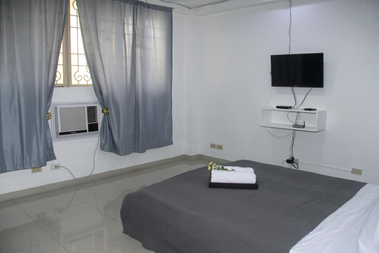 37m² studio Appartement, met 1 privé badkamer in Makati Manilla Buitenkant foto